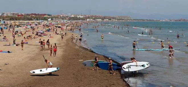 Primer día tras el estado de alarma: playas, centros comerciales y vuelos en Manises