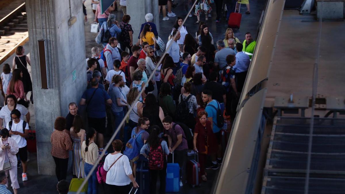 Una avería obliga al transbordo a otro tren de los viajeros del Jaén-Córdoba-Sevilla