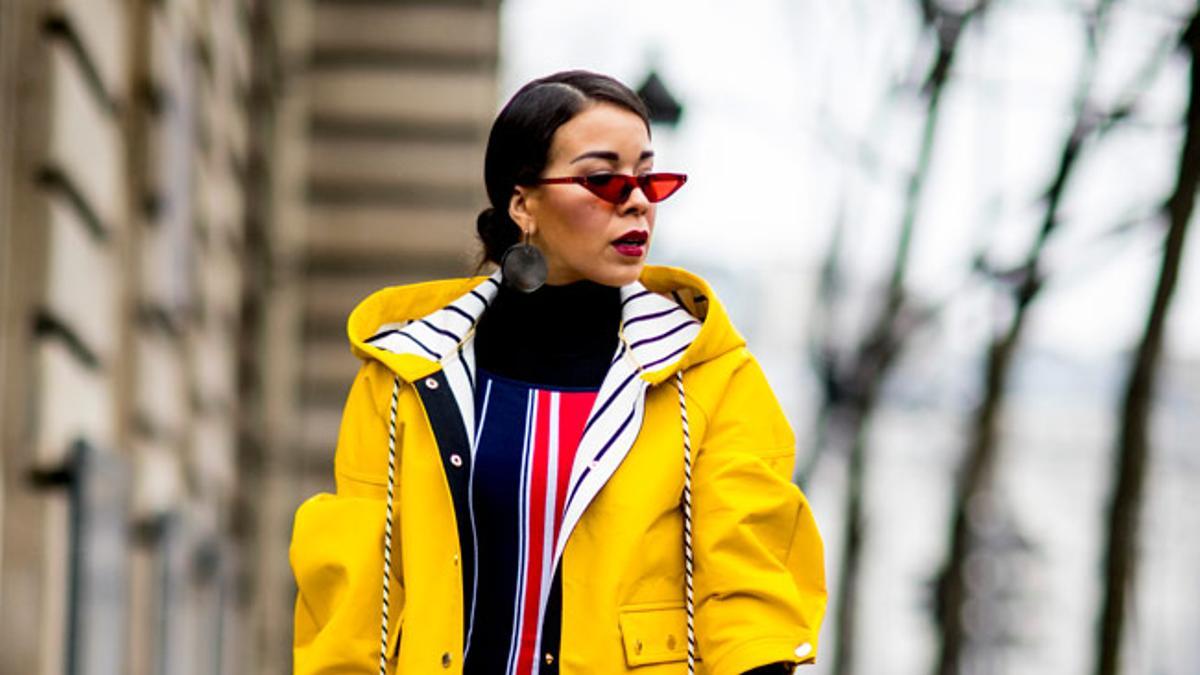 Chubasquero amarillo contra la lluvia en el 'street style' de París