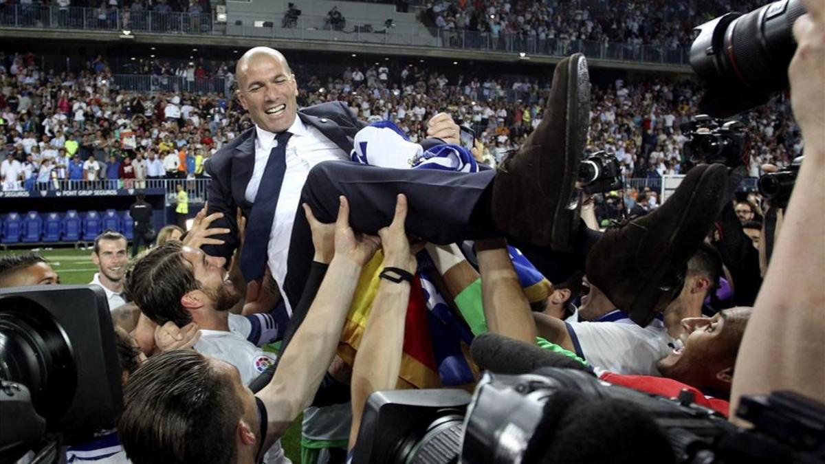 Zidane fue manteado por su jugadores
