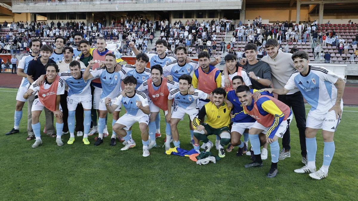 Los jugadores del Compostela celebran sobre el césped de San Lázaro.