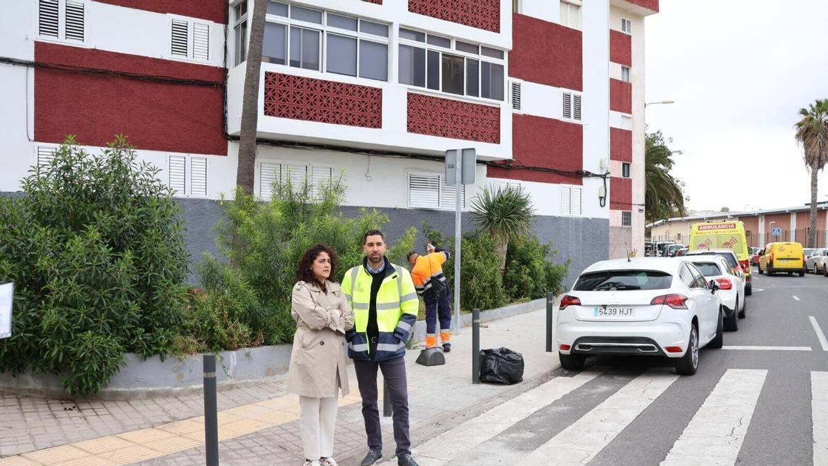 Los concejales Betsaida González y Carlos Díaz supervisan las obras de mejora de aceras y zonas de aparcamiento en Las Torres.