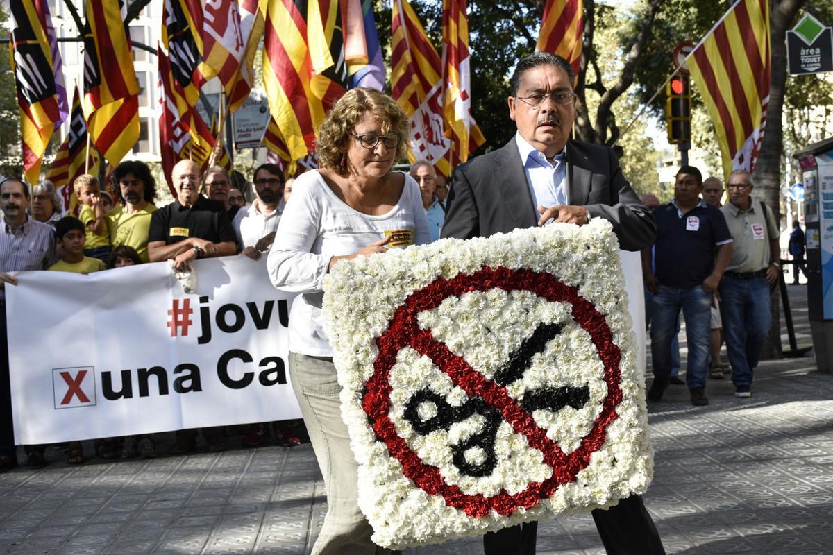 La ofrenda floral de los sindicatos CCOO y UGT, reivindicativa contra los recortes, ante el monumento de Rafael de Casanova.