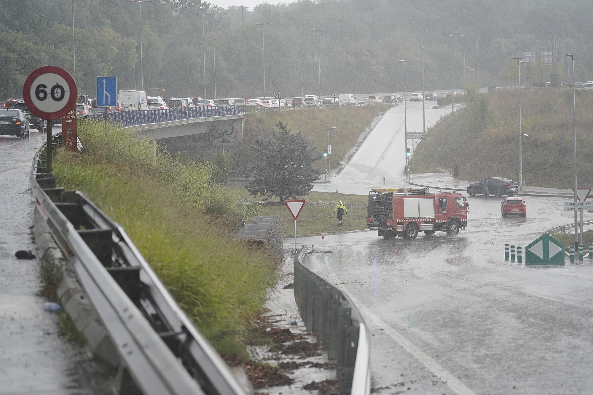 Tarda de pluges intenses que causen inundacions i destrosses a les comarques gironines