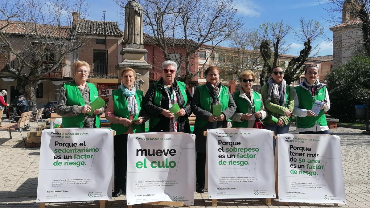 Voluntarias de la AECC de Toro, en la campaña desarrollada en Santa Marina