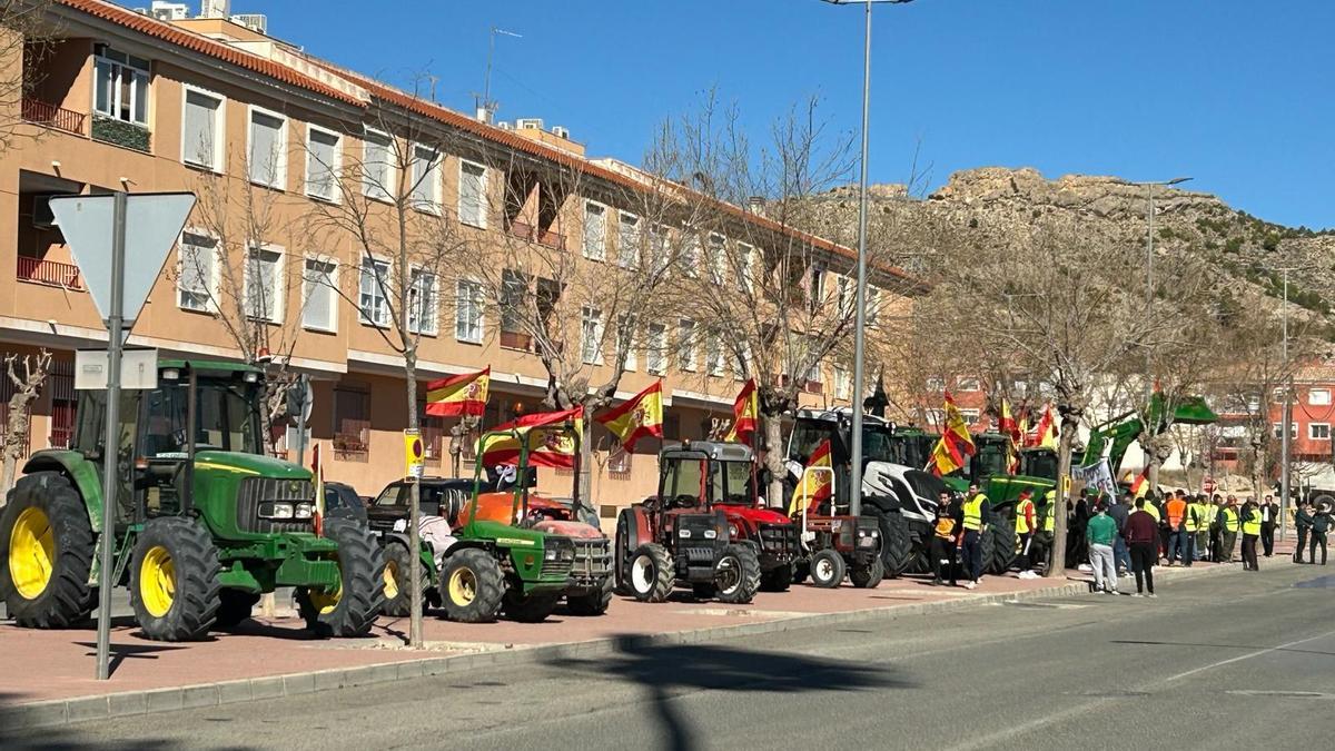 Los agricultores y sus tractores se concentraron en los arcenes de la comarca del río Mula.