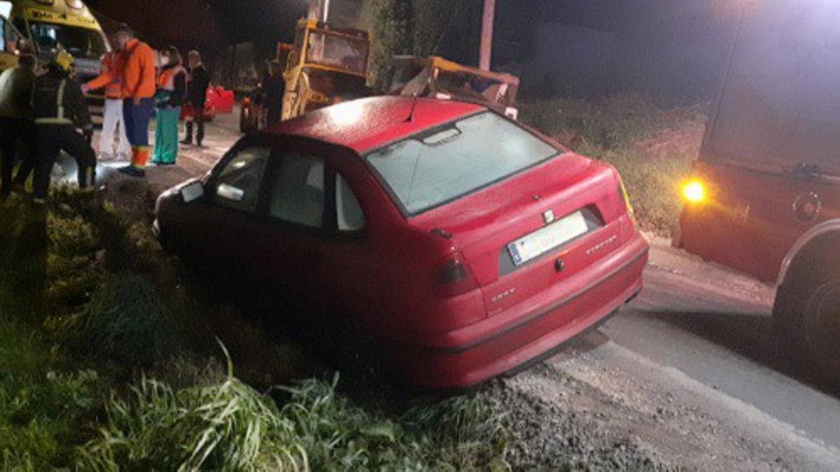 Vehículo accidentado en Coristanco tras salirse de la vía.