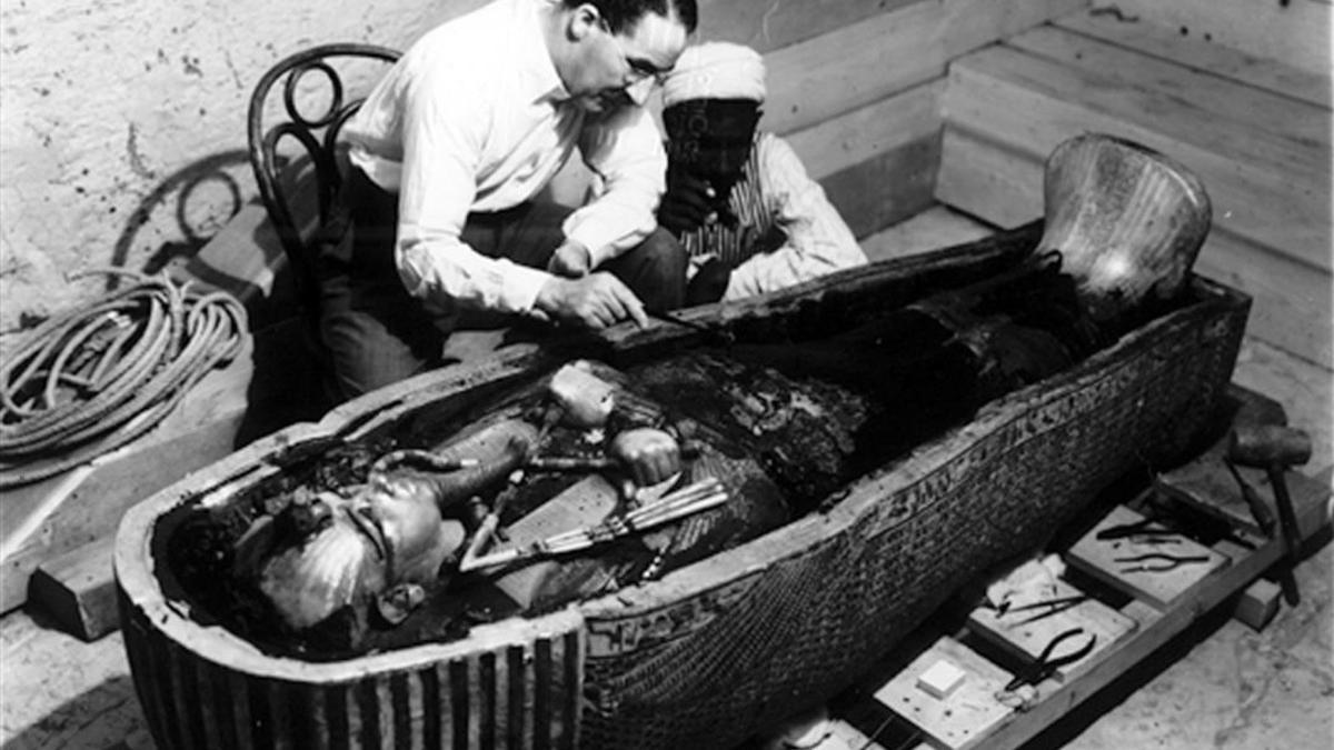 Howard Carter, trabajando con el sarcófago de Tutankamón.