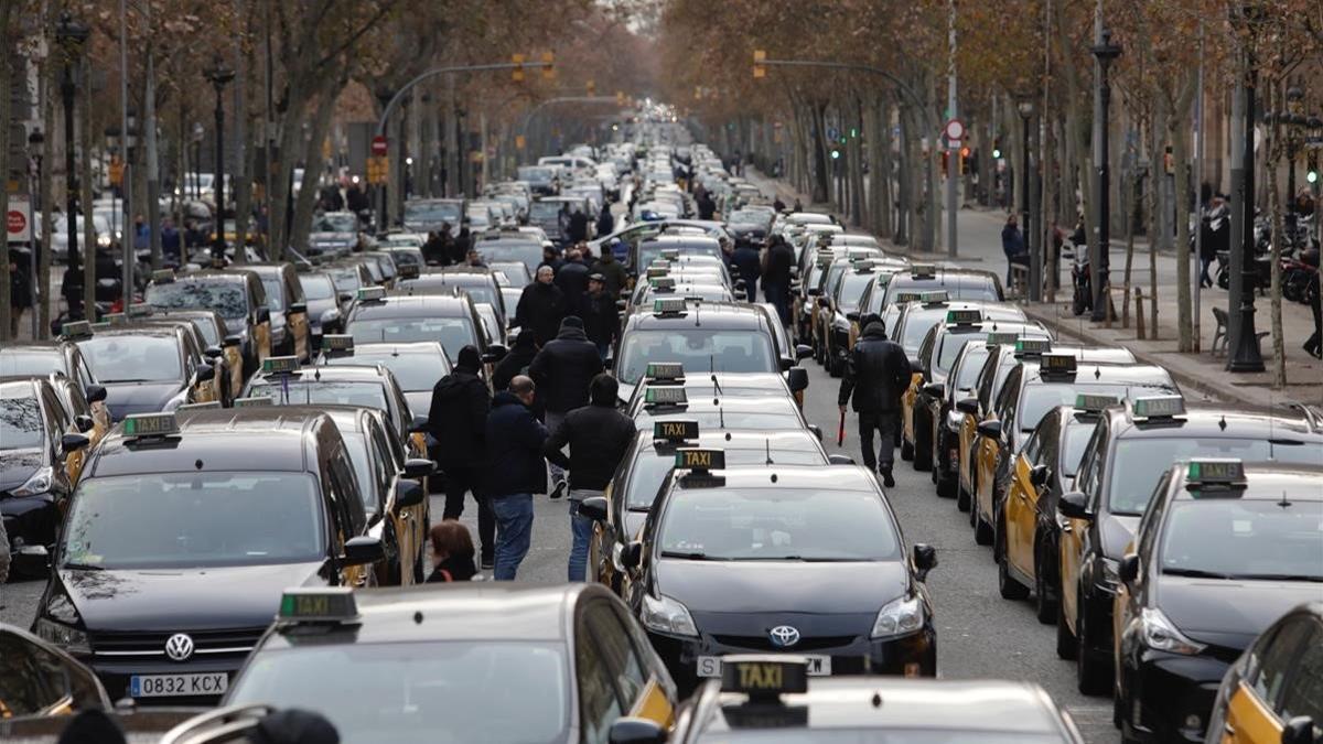 zentauroepp46601824 barcelona 18 01 2019  huelga de taxistas los taxis cortan la190119102307