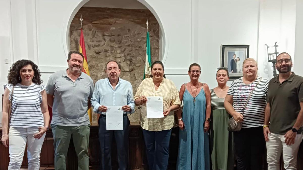 Imagen de los políticos y algunas madres en la firma de la solicitud.