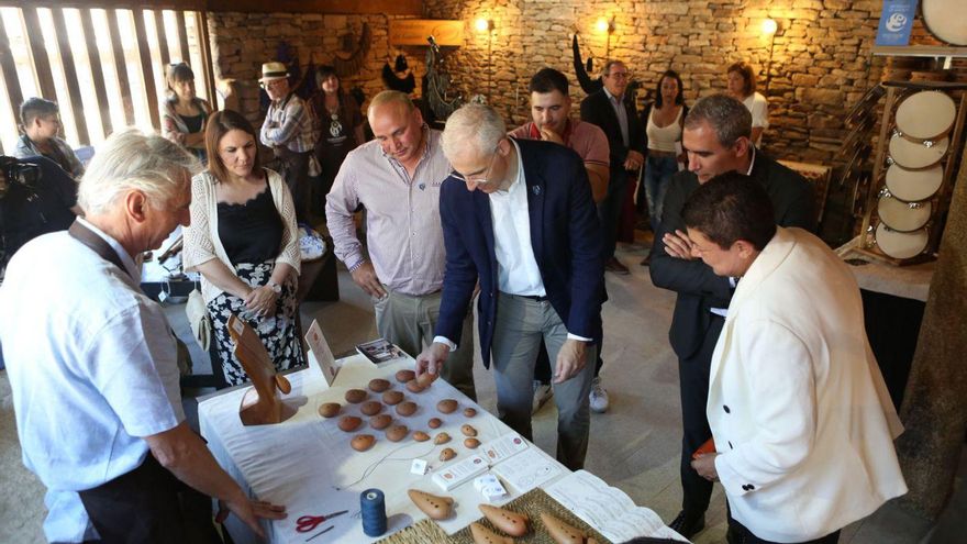 Las autoridades visitan los puestos del encuentro de artesanía tradicional de Agolada. | // BERNABÉ/ANA AGRA