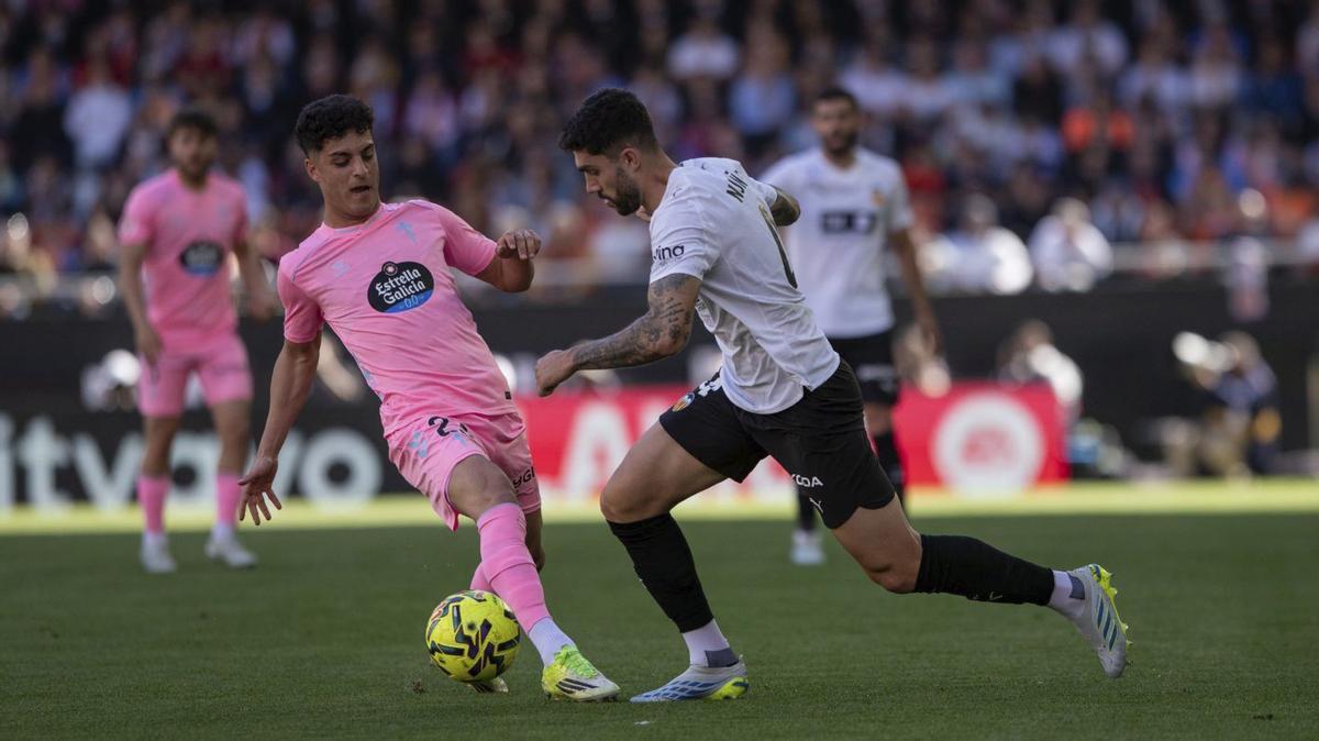 Hugo Álvarez disputa el balón con su excompañero Unai Núñez. | LOF