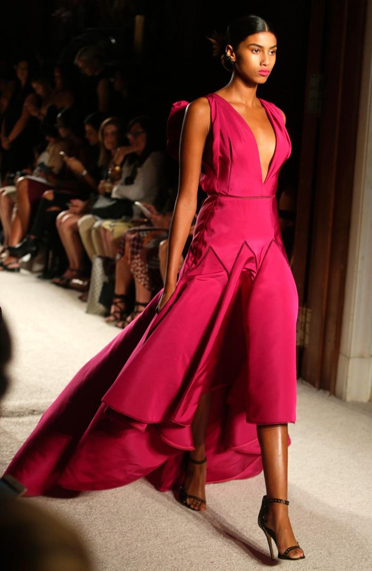 Nueva York Fashion Week: Marchesa, vestido fucsia