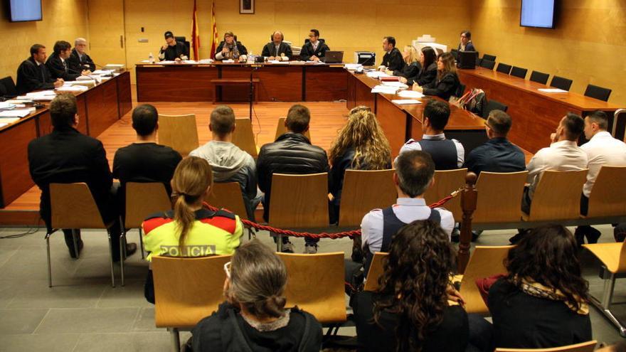 Els set acusats de formar part de la banda criminal de lladres silenciosos, abans del judici a l&#039;Audiència de Girona el 2 de maig del 2016