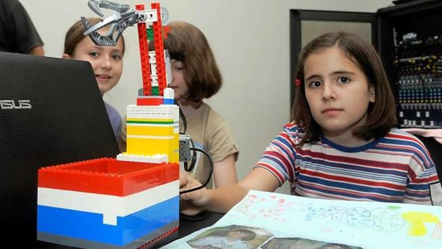 La pequeña Olaya Cortina, del Colegio Gesta I, muestra una batidora realizada con piezas de Lego.