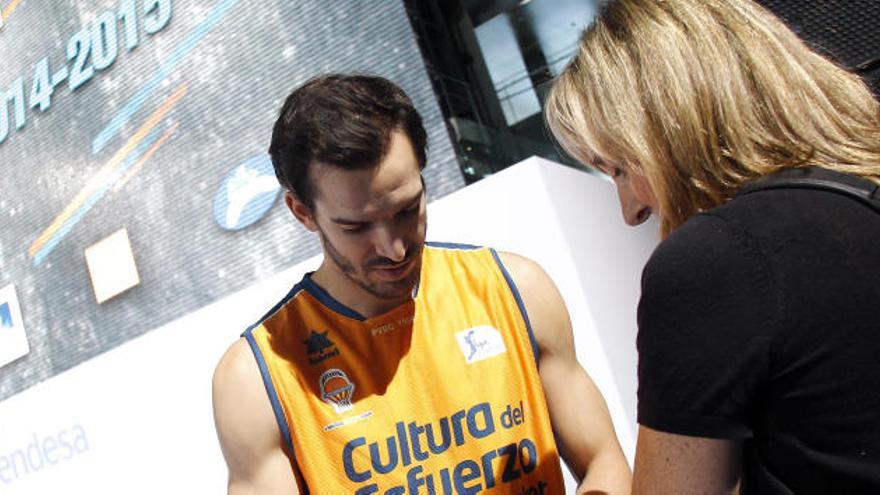Pau Ribas firma una camiseta durante el acto del martes.
