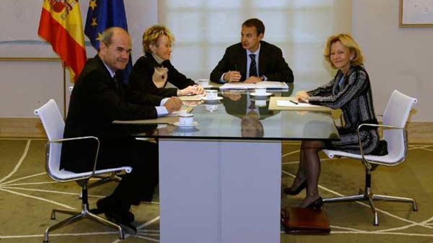 Rodríguez Zapatero, con Manuel Chavez, Fernández de la Vega y Elena Salgado, durante la reunión de ayer.