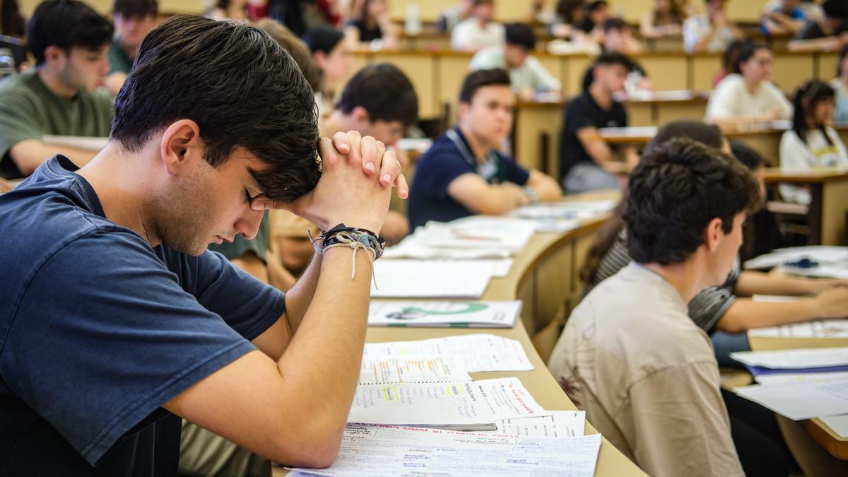 Alumnos durante uno de los exámenes de la EBAU en una de las sedes de Badajoz.