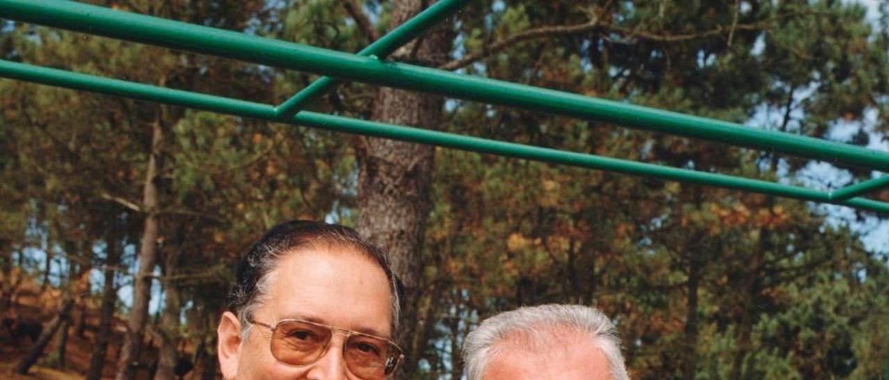 José Luis Álvarez, a la izquierda, con el periodista Tico Medina.