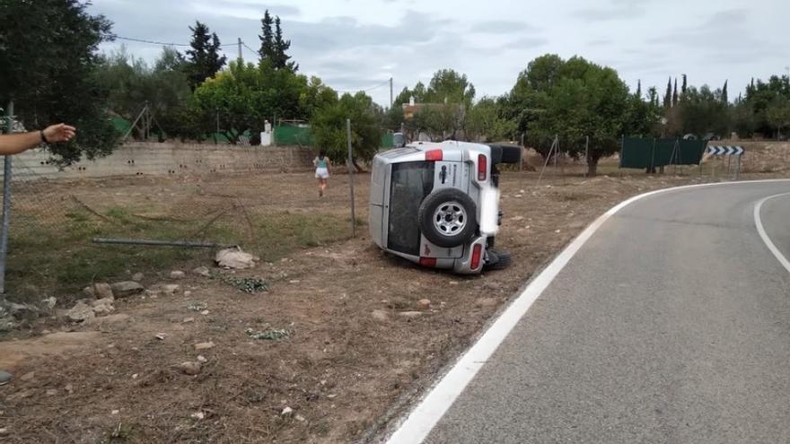 El vehículo volcado en la cuneta tras salirse de la vía en la CV-611.