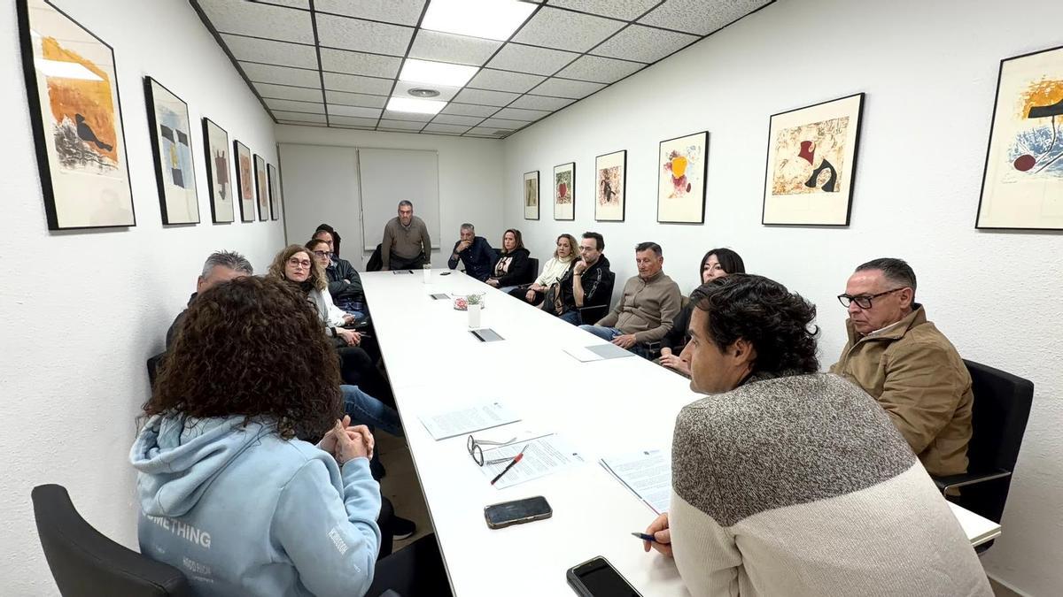 Reunión del alcalde y la concejala de Comercio con los placeros