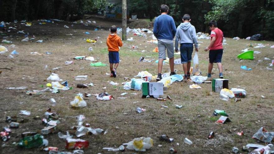 Estado en el que quedó la Alameda tras la fiesta del martes.