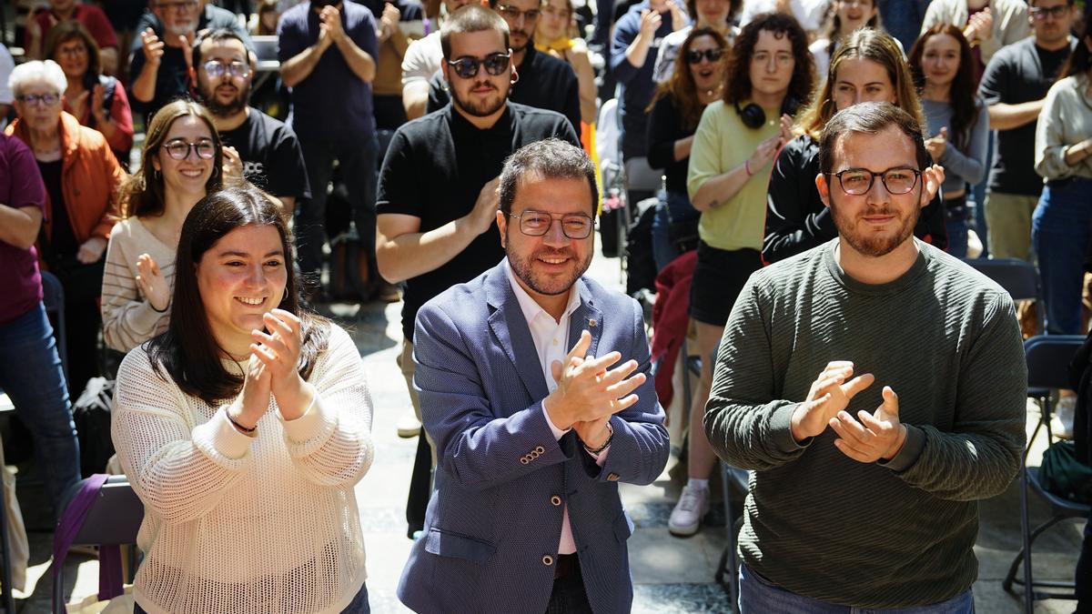 El president de la Generalitat y candidato a la reelección, Pere Aragonès (c), el portavoz nacional de Jovent Republicà, Pol Baldomà (d), y la candidata número 10 por Barcelona, Mar Besses, también de Jovent Republicà, este domingo en un acto de ERC en Barcelona.