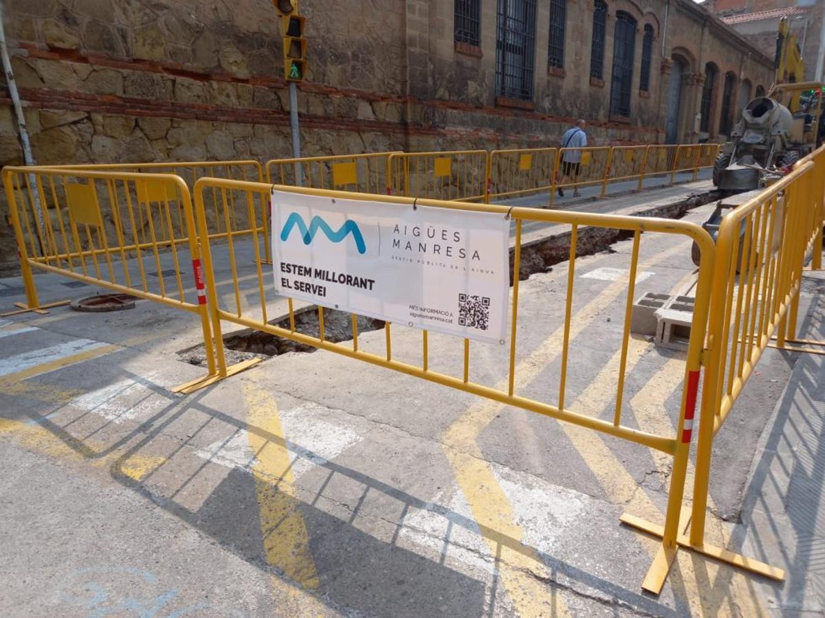 Tanca per senyalitzar un àmbit d'obra de l'empresa municipal Aigües de Manresa