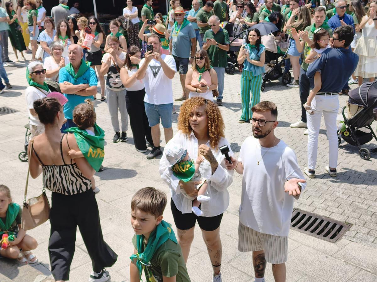 El bautismo sidrero de una veintena de bebés en el Festival de la Sidra de Nava, en imágenes