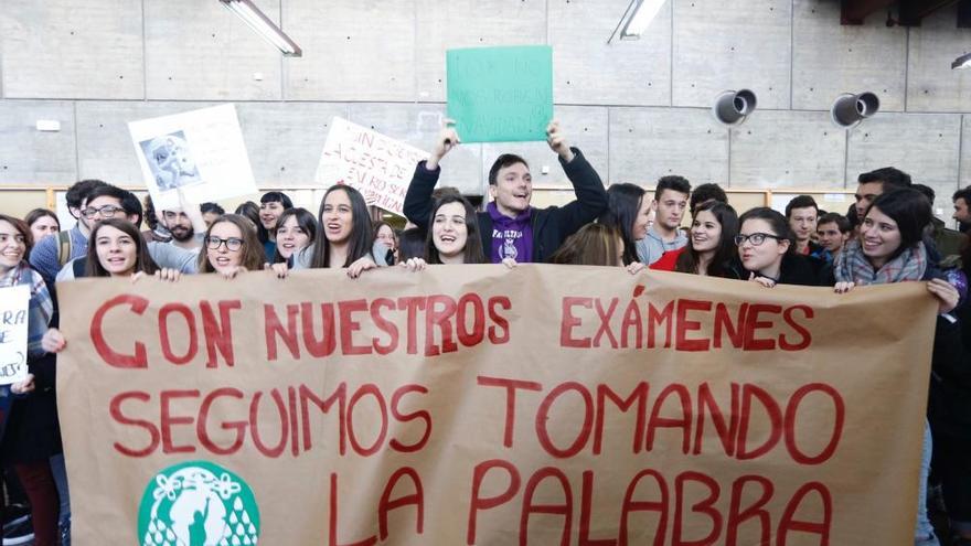 Concentración de estudiantes universitarios en contra de la supresión de los exámenes de diciembre