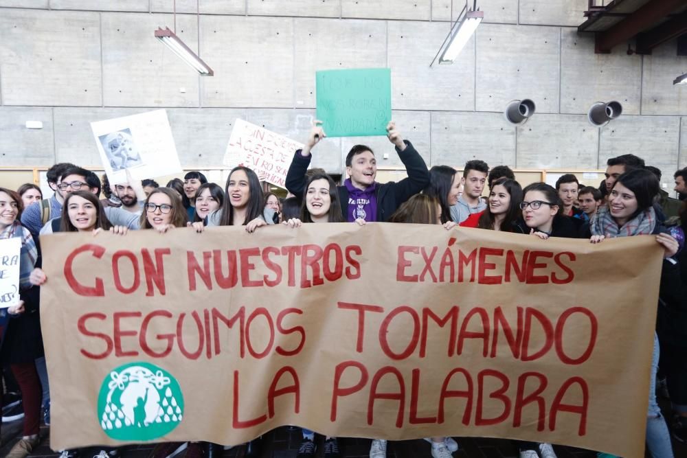 Concentración de estudiantes universitarios en contra de la supresión de los exámenes de diciembre.