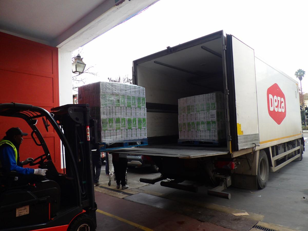 Paquetes de leche donados por Deza al Banco de Alimentos.