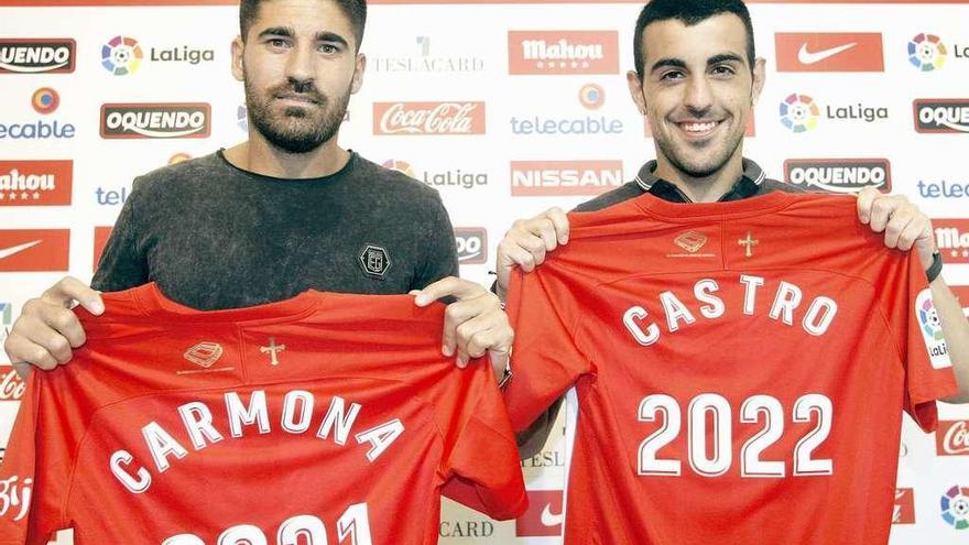 Carmona y Castro posan con sus camisetas tras cerrar su renovación.