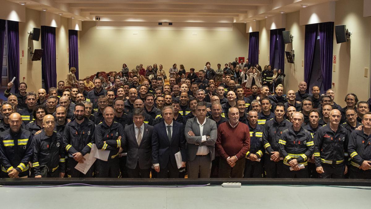 Foto de familia del acto de toma de posesión de 120 bomberos para el Consorcio Provincial.