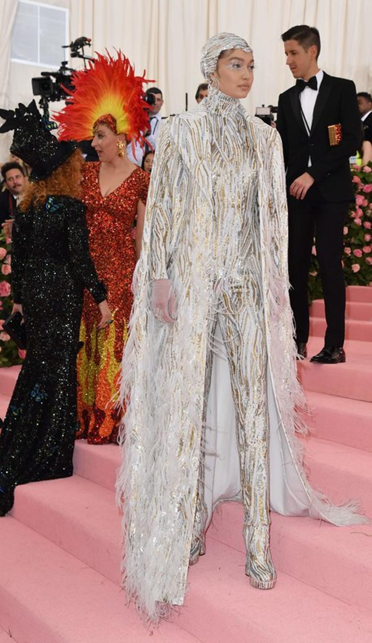 La ’top’ Gigi Hadid, con un diseño plata de MIchael Kors y pestañas albinas de infarto.