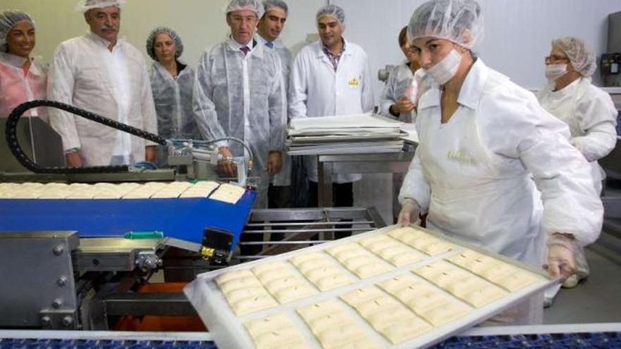 Visita de autoridades ayer a Hornos Lamastelle en Oleiros. / ana varela