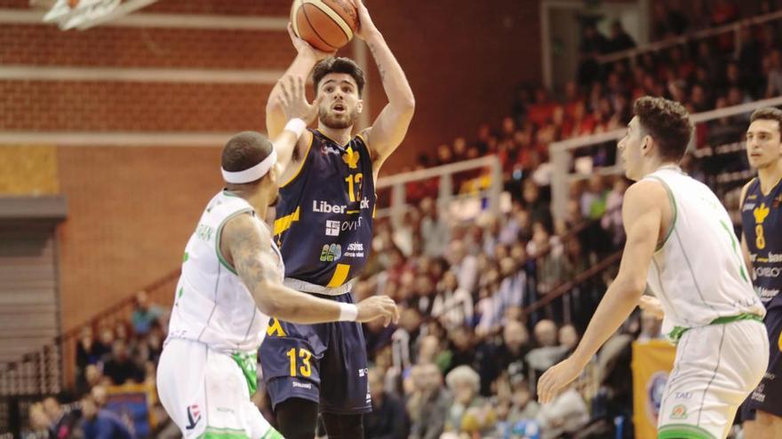 Francis Alonso, en un partido con el Liberbank Oviedo Baloncesto