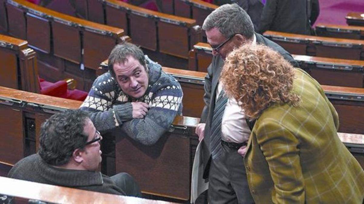 David Fernàndez (CUP) conversa con Elena, Ros y Geli, en el Parlament.