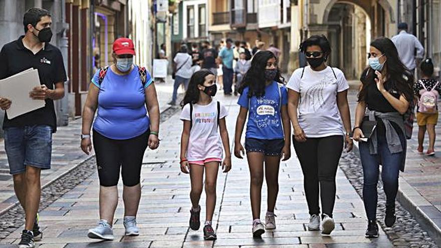 De izquierda a derecha, Alejandro Fernández, Isabel Garrote (semitapada), Laura y Alejandra Blanco, Rosaura Salas y Raquel Castro, frente al antiguo albergue de peregrinos. | Ricardo Solís