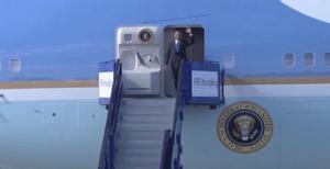 El president dels Estats Units, Barack Obama, aterra a l’aeroport d’Arlanda (Estocolm) on el rep a peu de pista el ministre d’Afers Estrangers, Carl Bildt, amb diversos membres del Govern suec. 