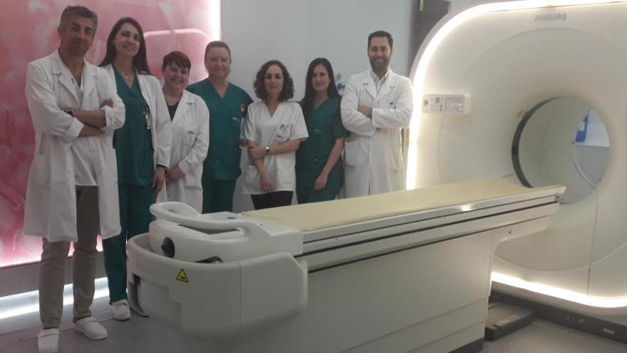 Equipo de la unidad de medicina nuclear del IVO ante el nuevo equipamiento.