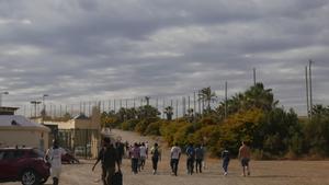 Varias decenas de inmigrantes se dirigen al Centro de Estancia Temporal de inmigrantes (CETI) tras entrar el pasado junio en Melilla.