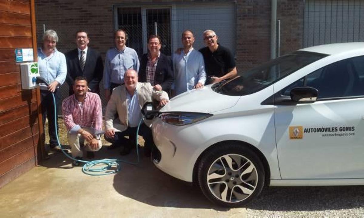 El instituto Cotes Baixes instala un punto para la recarga de vehículos eléctricos