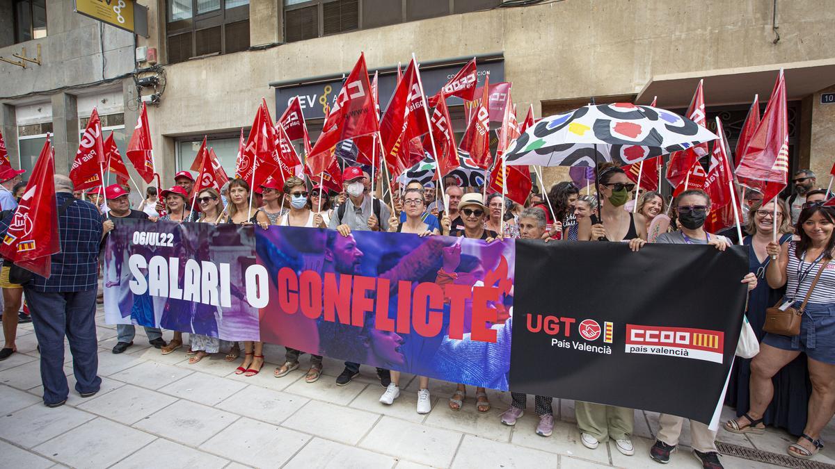 Una protesta sindical ante la sede de la patronal en Alicante para reclamar subidas salariales.