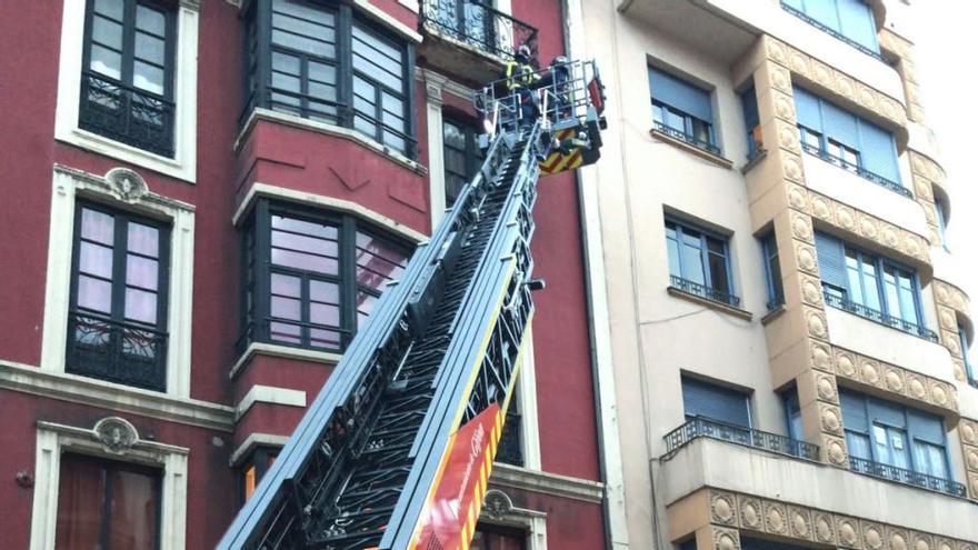 Los bomberos, en la calle Los Moros.