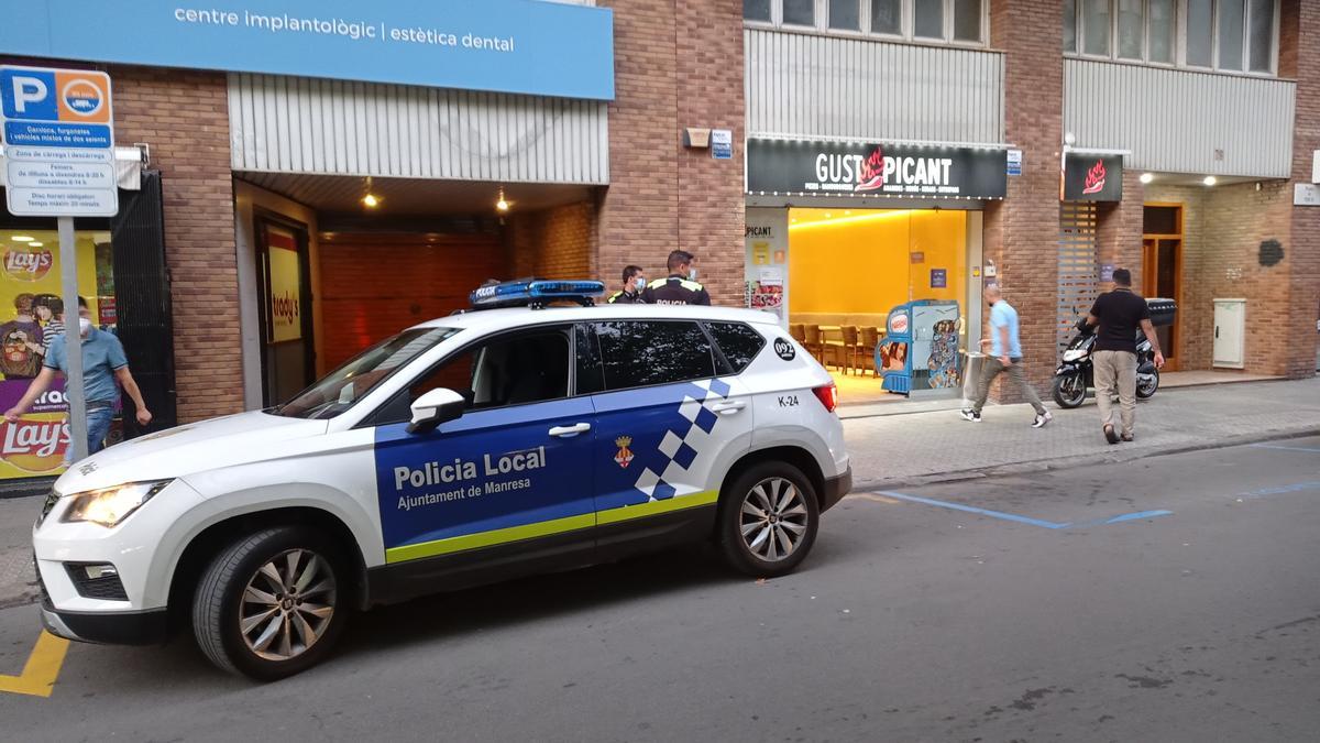 Un cotxe de la policia local davant el restaurant