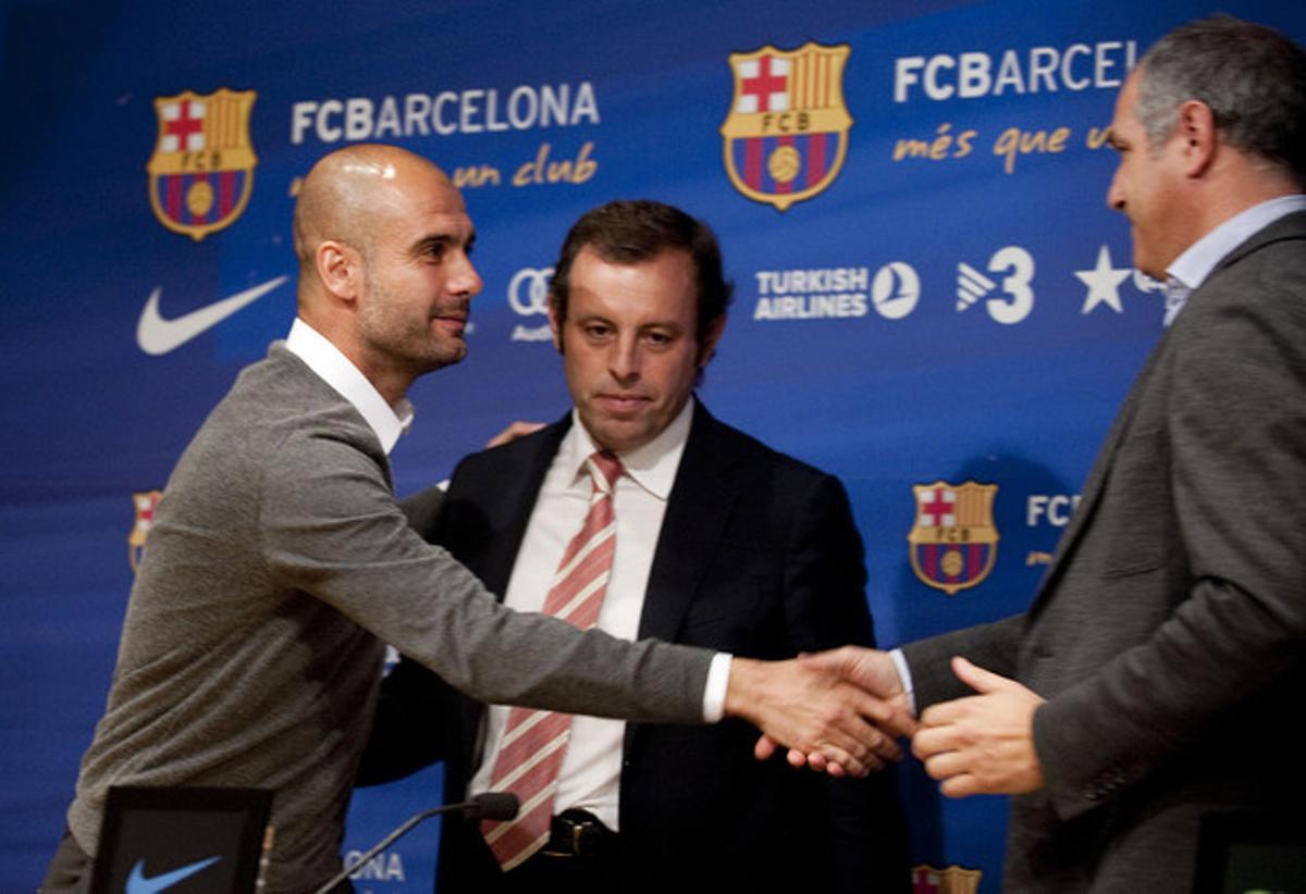 Guardiola dóna la mà a Zubizarreta en presència de Rosell, el 27 d’abril passat, quan es va anunciar que el tècnic no renovava. Guardiola dóna la mà a Zubizarreta en presència de Rosell, el 27 d’abril passat, quan es va anunciar que el tècnic no renovava.