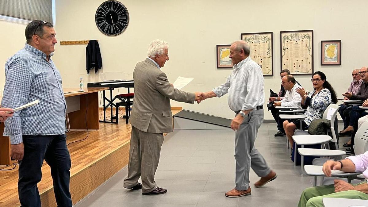 García Vicente en la entrega de diplomas de la Universidad de la Experiencia.