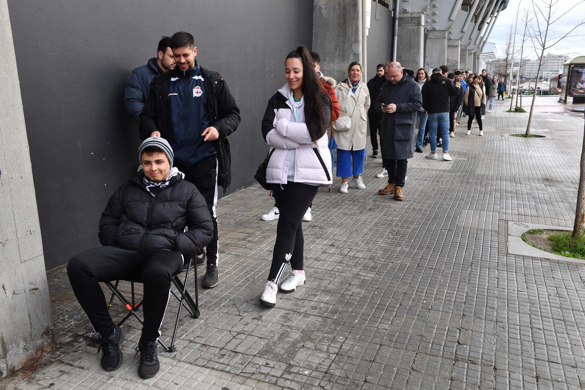 Colas en Riazor por las entradas para el Cultural-Deportivo en León