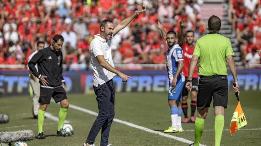 Moreno da instrucciones durante el partido ante el Espanyol.